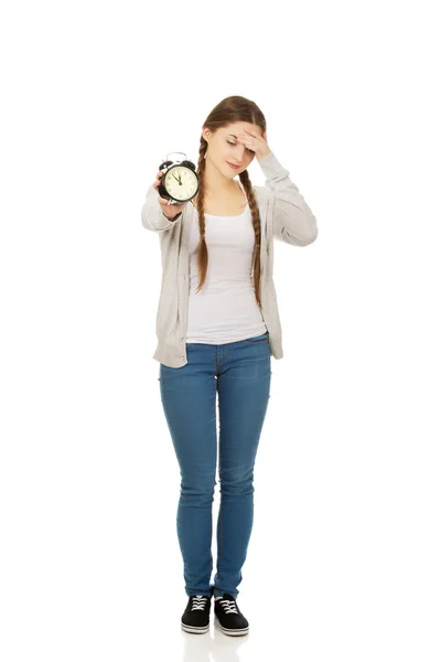 Mujer adolescente cansada con reloj despertador . —  Fotos de Stock