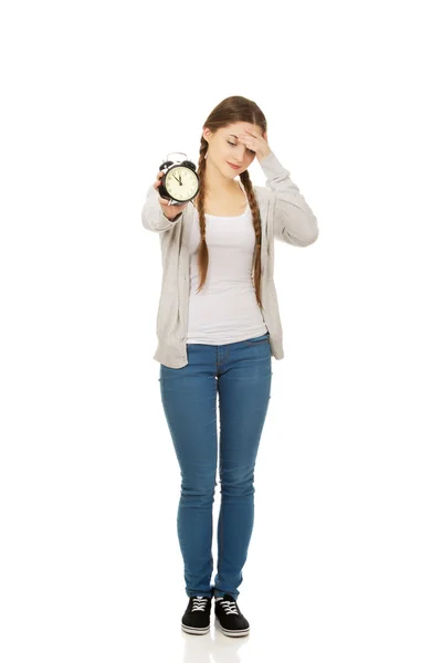 Mulher adolescente cansada com despertador . — Fotografia de Stock