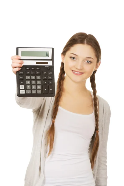Молода жінка тримає цифровий калькулятор . — стокове фото