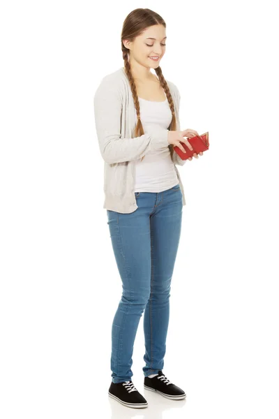 Mulher adolescente feliz com uma carteira . — Fotografia de Stock