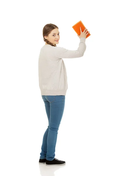 Jeune femme avec éponge de cuisine . — Photo