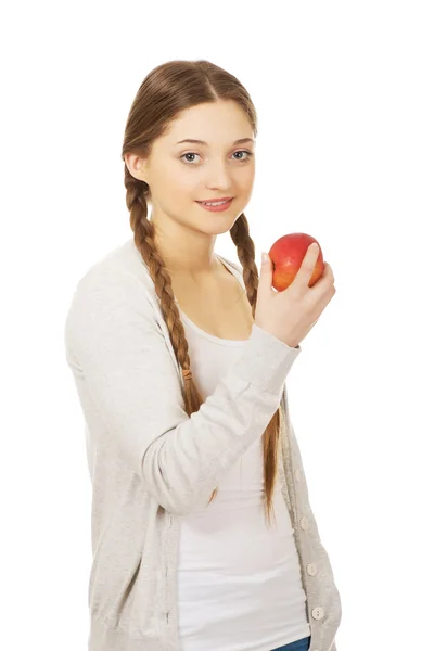 Mulher adolescente segurando uma maçã . — Fotografia de Stock
