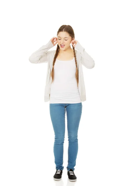 Mulher adolescente cobrindo orelhas com dedos . — Fotografia de Stock