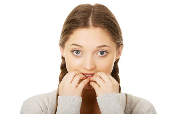 Nerveus nadenkend vrouw nagels te bijten. — Stockfoto