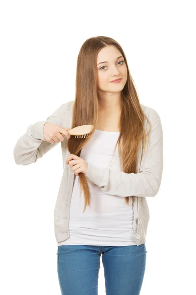 Teen Frau bürstet sich die Haare. — Stockfoto