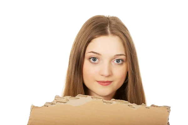 Adolescente mujer sosteniendo hoja de cartón . —  Fotos de Stock