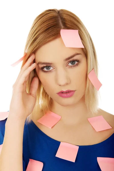 Woman with sticky notes. — Stock Photo, Image