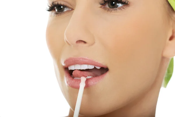 Hermosa mujer aplicando lápiz labial. —  Fotos de Stock