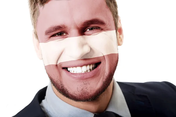 Hombre feliz con bandera letona en la cara . — Foto de Stock