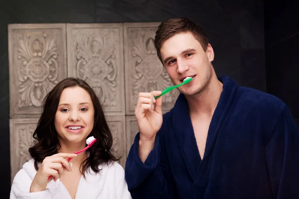 Pareja en el baño cepillándose los dientes . — Foto de Stock