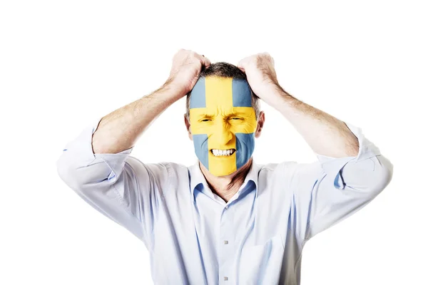 Dojrzały człowiek flaga Szwecji na twarz. — Zdjęcie stockowe