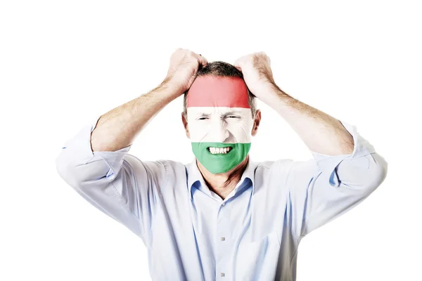 Ώριμος άνδρας με σημαία της Ουγγαρίας στο πρόσωπό. — Φωτογραφία Αρχείου