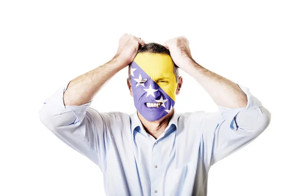 Hombre maduro con bandera de Bosnia y Herzegovina en la cara . — Foto de Stock