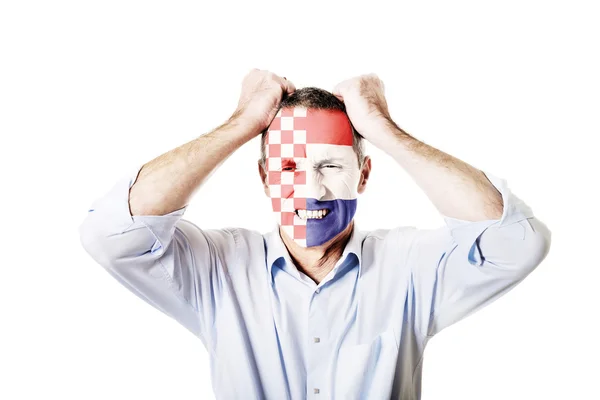 Reifer Mann mit kroatischer Fahne im Gesicht. — Stockfoto