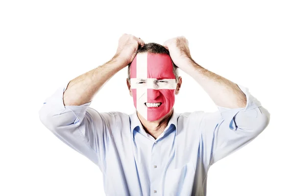 Homme mûr avec le drapeau du Danemark sur le visage . — Photo