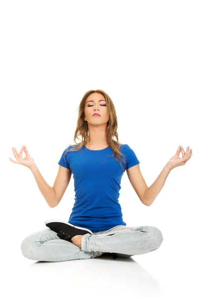 Mujer joven en pose de loto yoga . — Foto de Stock