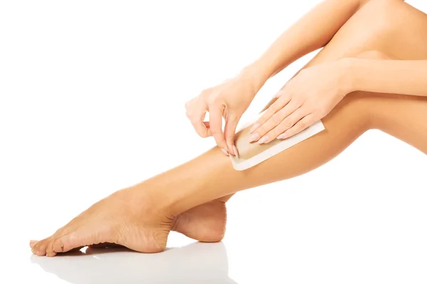 Mulher depilando a perna — Fotografia de Stock