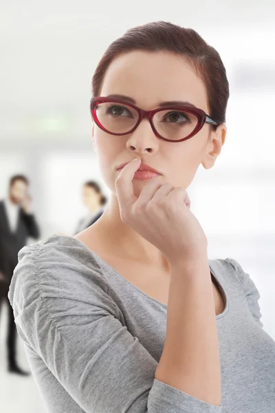 Mujer reflexiva joven mirando hacia arriba . —  Fotos de Stock