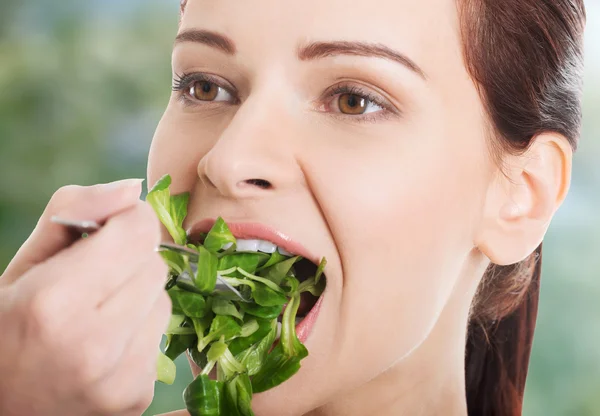 Woman eating lettuce. — Stock Photo, Image