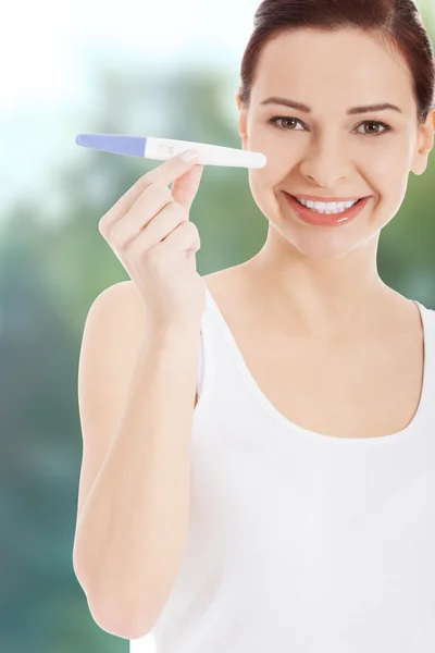 Mulher feliz com teste de gravidez . — Fotografia de Stock