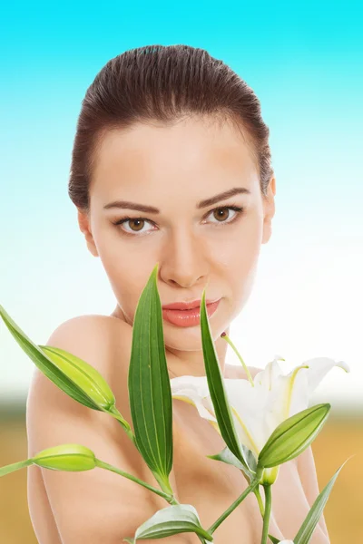 Mulher com uma flor de lírio . — Fotografia de Stock