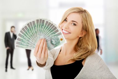 Lehçe faturaları tutan genç kadın.