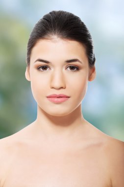 Güzellik kadını çıplak omuz ile.