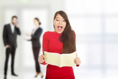 Not Defteri ile öğrenci kadın.