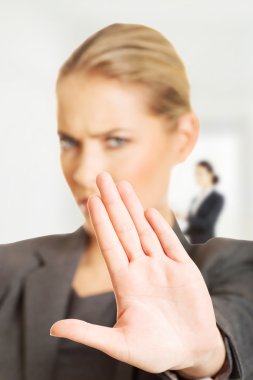 İşkadını dur işareti ile.