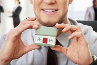 Ev modeli tarafından bir resepsiyon ile işadamı.