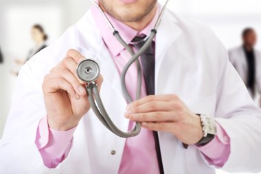 Genç mutlu erkek doktor stetoskop ile.