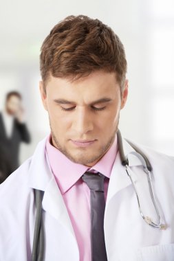 genç erkek doktor stetoskop ile.