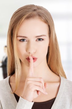 Dudaklarında parmak olan bir kadın..