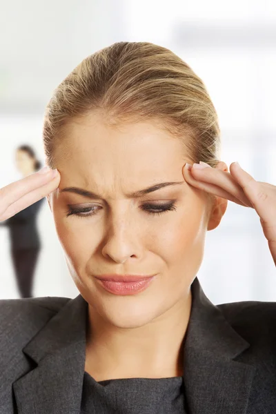 Mujer de negocios con dolor de cabeza . —  Fotos de Stock