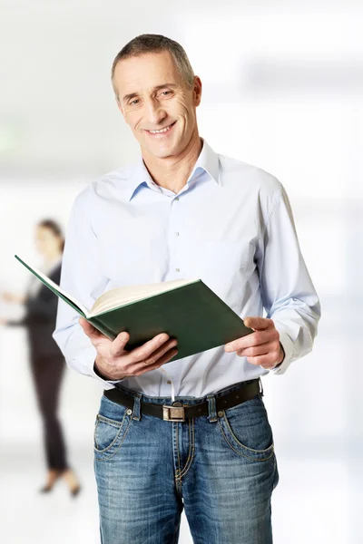 Hombre maduro leyendo su horario . — Foto de Stock