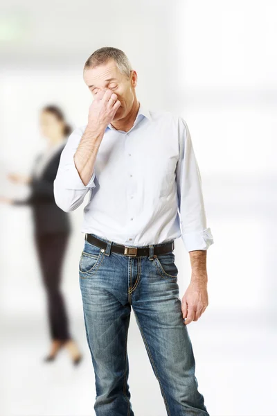 Geschäftsmann mit Nebenhöhlenschmerzen. — Stockfoto