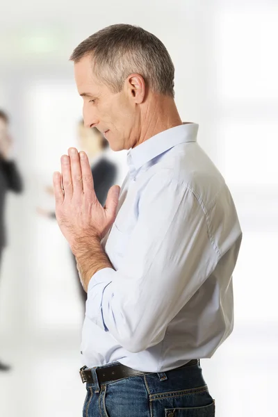 Mature man praying before interview. — Stock Photo, Image