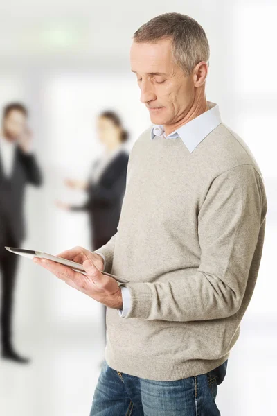 Gammal man läser en bok. — Stockfoto