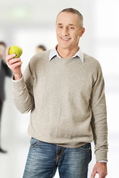 Hombre maduro con una manzana . —  Fotos de Stock