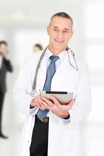 Arzt mit Tablette. — Stockfoto