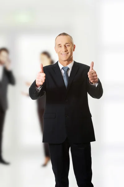 Homem feliz dando polegares para cima sinal. — Fotografia de Stock