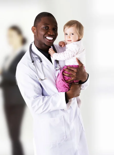 Médico masculino segurando bebê menina . — Fotografia de Stock