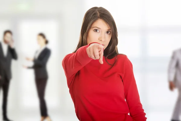 Mujer apuntando a la cámara . — Foto de Stock