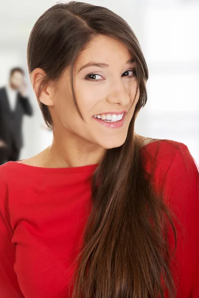 Glada leende kvinna med långt hår. — Stockfoto