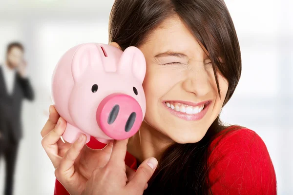 Glada leende kvinna med piggybank. — Stockfoto