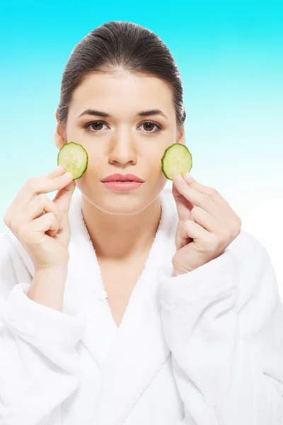 Mujer en albornoz con pepino . —  Fotos de Stock