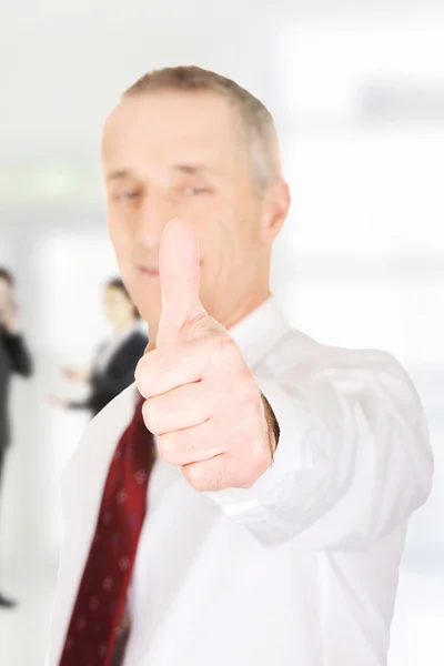 Gelukkig man geven duim omhoog teken. — Stockfoto