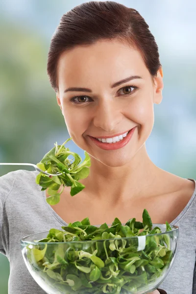 Mujer comiendo lechuga de cordero . — Foto de Stock