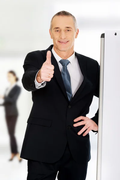 Homem com polegar perto de flipchart . — Fotografia de Stock