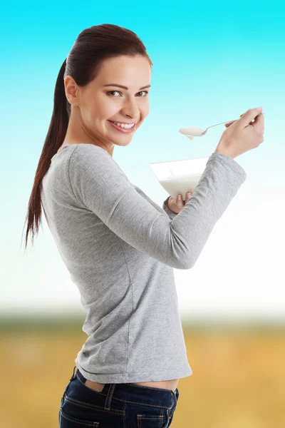 Yoğurt yeme sağlıklı kadın. — Stok fotoğraf